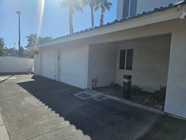 Building Photo - 2 Bedroom Condo in Marina Villas