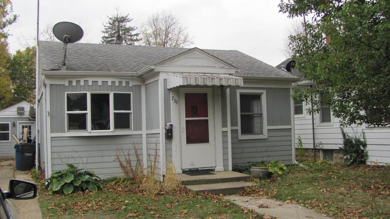 Primary Photo - 739 E Benton St