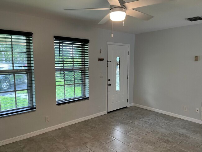 Foto del edificio - 244 Cypress Ln