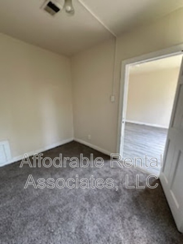 Building Photo - 112 W Kassner Pl