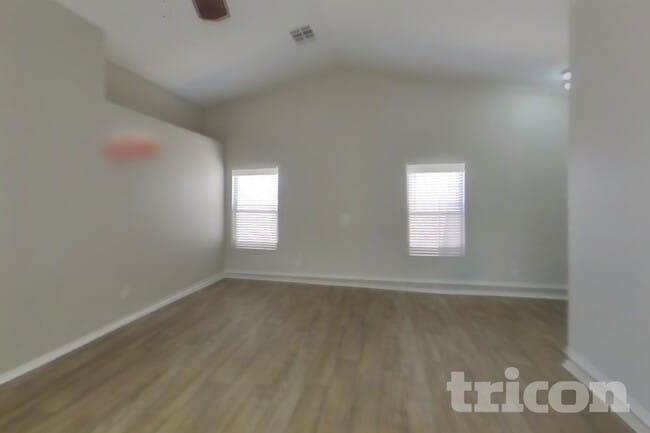 Building Photo - 11446 W Roanoke Dr