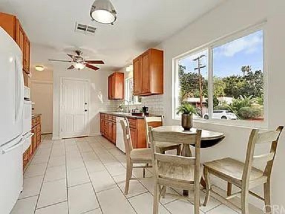 Foto del edificio - 2700 De Forest Ave