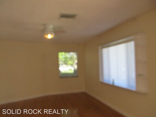 Building Photo - 2 br, 1 bath House - 228 W Warren Ave
