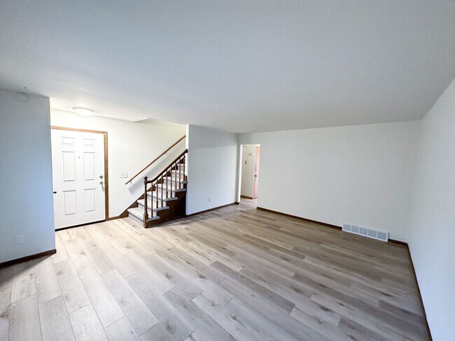 Building Photo - Raymond Rd Duplex