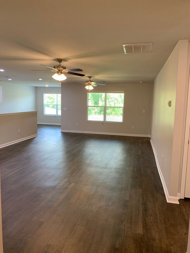 Foto del edificio - *Pre-leasing* Three Bedroom | Two Bath Hom...