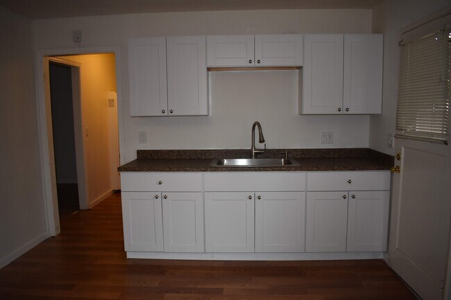 Building Photo - 913 Sherman Oaks Dr
