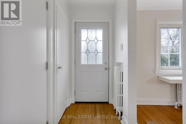 Building Photo - 71 Royalavon Crescent