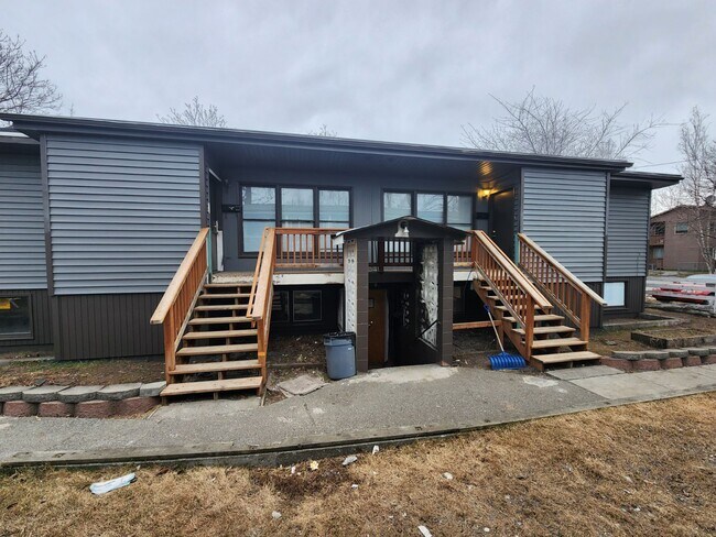 ¡Unidad superior derecha! - 1024 E 12th Ave