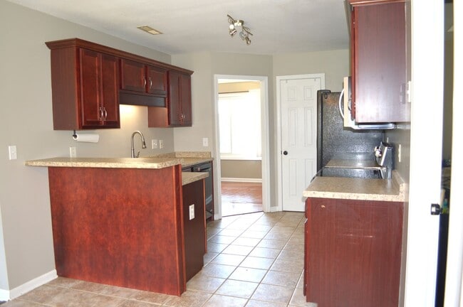 Building Photo - 5 Bedroom 2.5 Bathroom Home