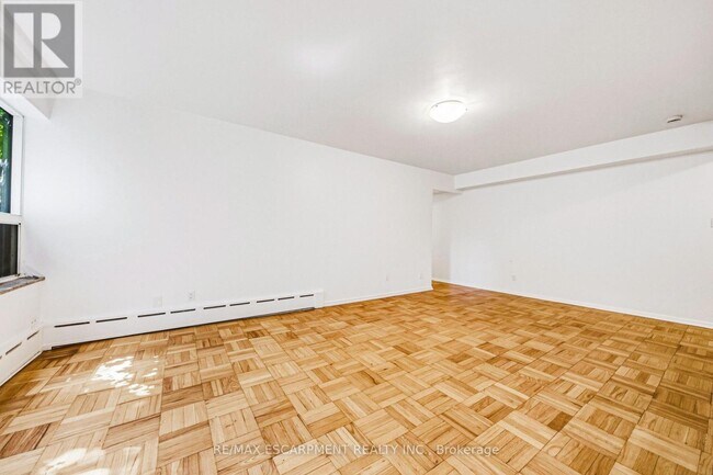 Building Photo - 325 A James St S