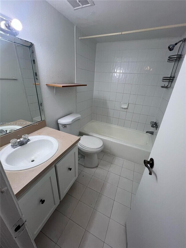 Foto del edificio - 17901 NW 68th Ave