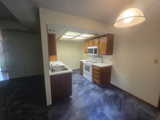 Building Photo - 2051 S Kentwood Ave