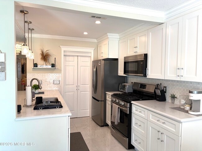Building Photo - 2111 Waters Edge Dr