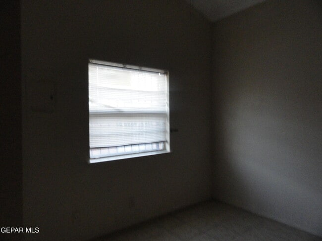 Building Photo - 619 White Cliffs Dr