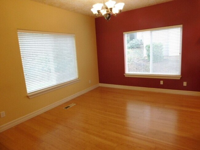 Building Photo - 3Bd/2.5Ba Two Story House - Available to V...