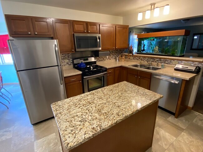 Hermoso granito en la cocina - 2037 S Main St