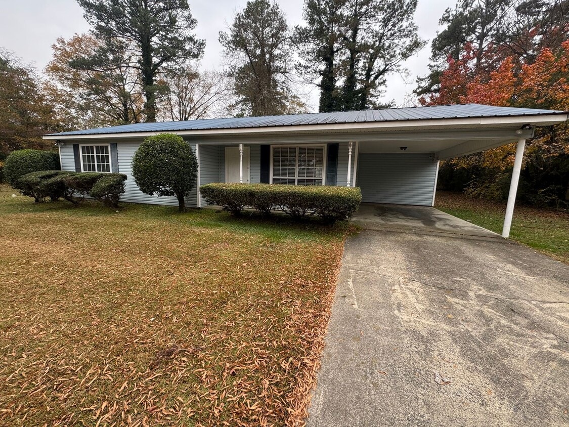 Primary Photo - 2 Bedroom, 1 Bathroom - Home in Garden Lakes!