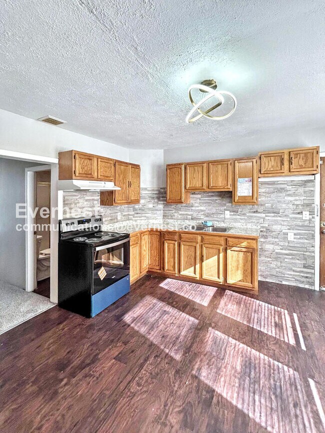 Foto del edificio - 3295 W 46th St