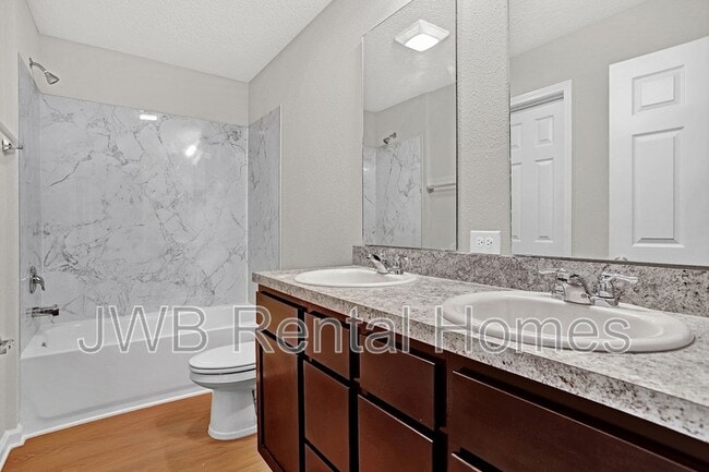 Building Photo - 1416 6th St W