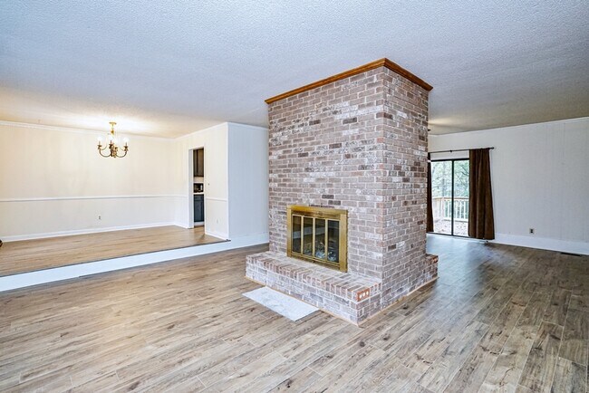 Foto del edificio - 306 Saratoga Dr