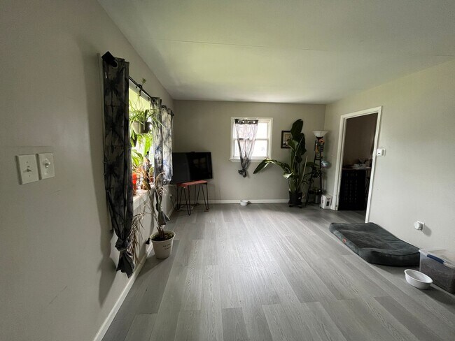 Foto del edificio - A newly remodeled 2-bedroom, 1-bathroom ranch home with central air and gas heat in a fantastic l...