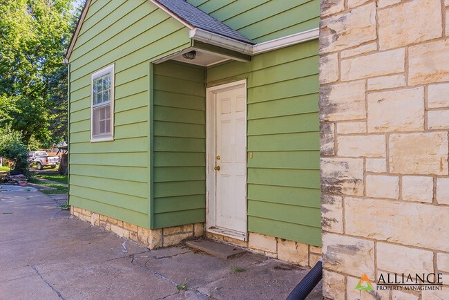 Building Photo - 1016 Bertrand St