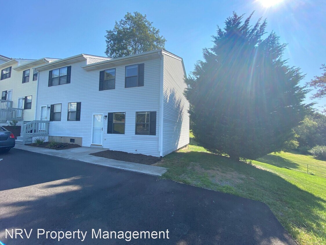 2 br, 1.5 bath House 685 H High Street House Rental in