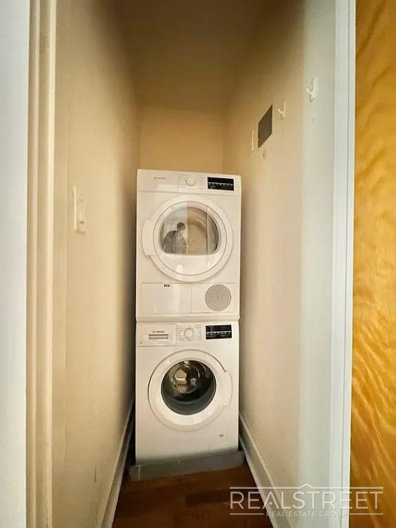 Foto del edificio - STUNNING 4 BEDROOM IN BRIGHT APARTMENT!