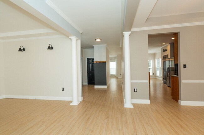 Foto del edificio - 4 bed, 2.5 bath Single Family Home in Char...