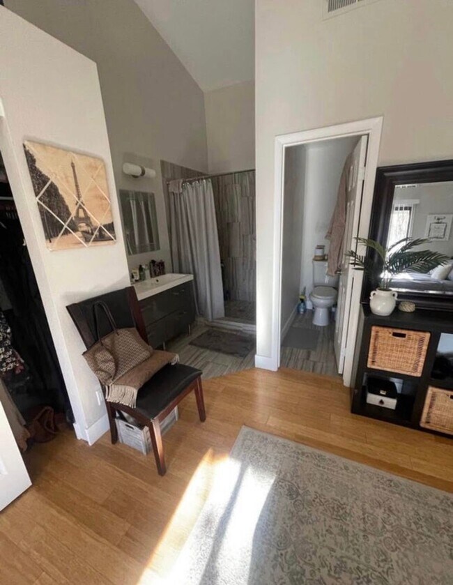 Foto del edificio - TOP FLOOR 2 BEDROOM FULLY FURNISHED CONDO