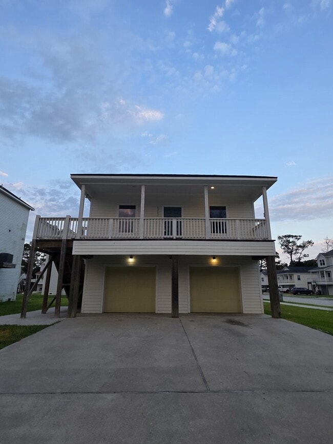 Building Photo - 6202 White Oak Dr