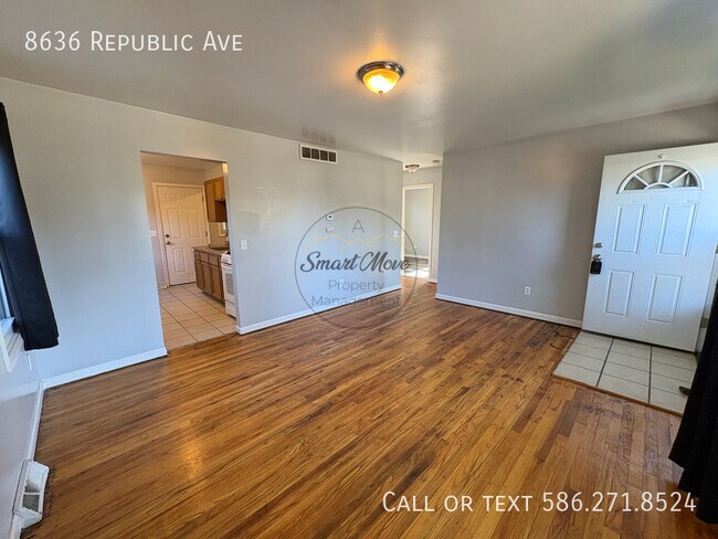 Foto del edificio - 8636 Republic Ave