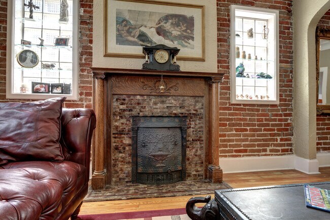 Foto del edificio - Bungalow in Desirable Highlands! Location Matters!