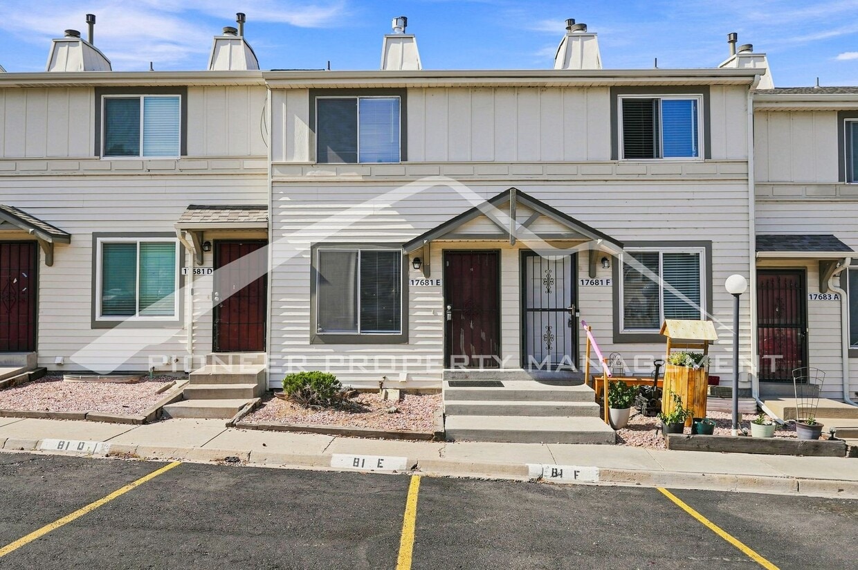 Spacious Townhouse with Central AC and Washer/Dryer - Spacious Townhouse with Central AC and Washer/Dryer