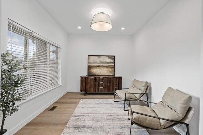Building Photo - 10789 N La Costa