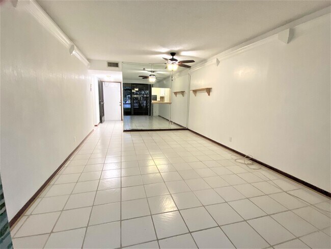 Foto del edificio - 4640 Lucerne Lakes Blvd W