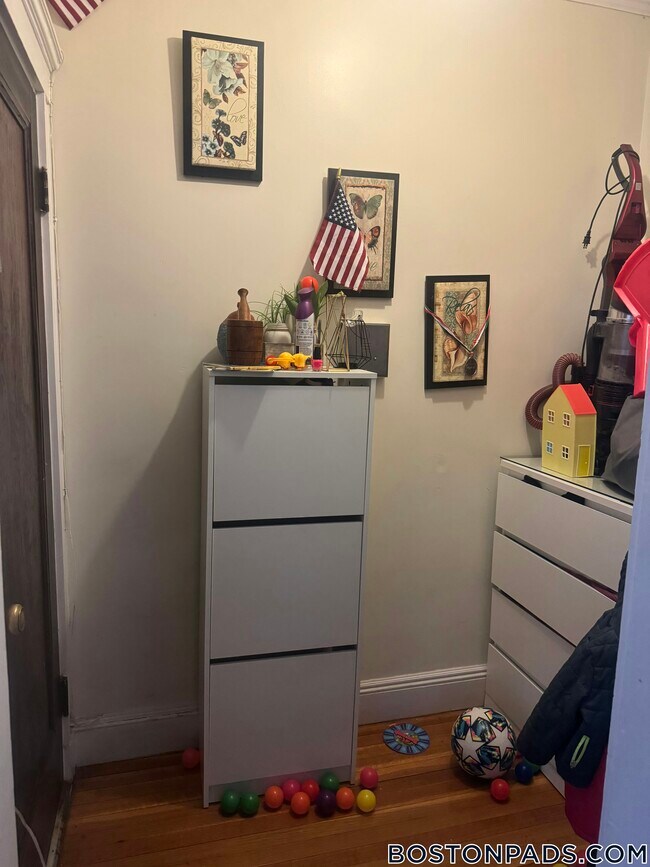 Building Photo - 86 Maple St