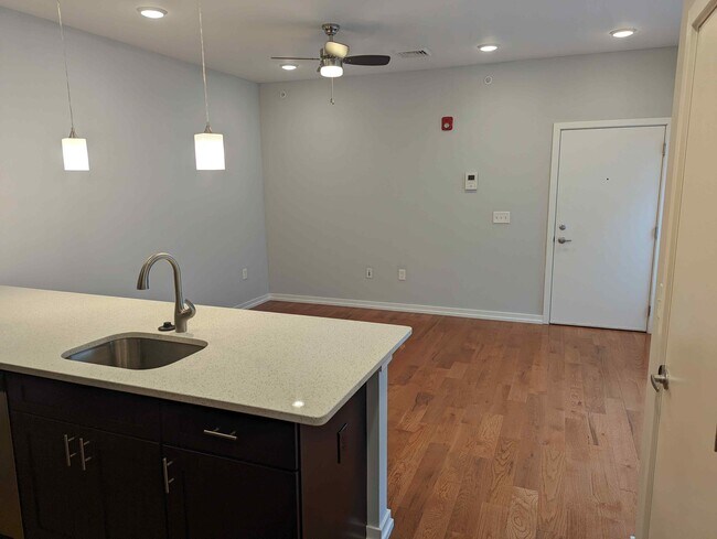 Foto del edificio - 1 Bedroom 1 Bathroom Apartment In Universi...