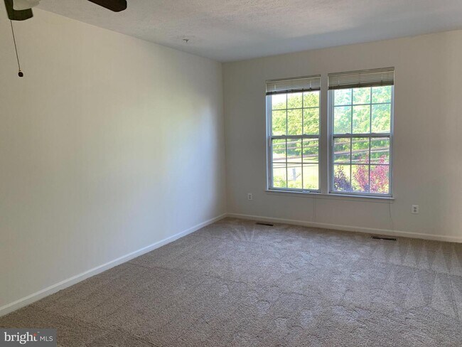 Building Photo - 883 Middle River Rd