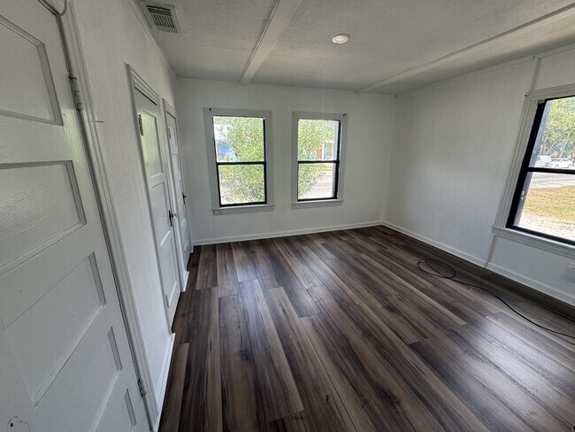 Building Photo - 403 E North St