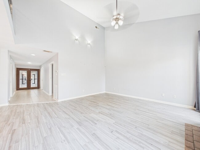 Building Photo - 7655 S Braeswood Blvd