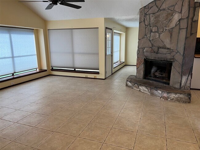 Building Photo - 3605 Trailwood Dr