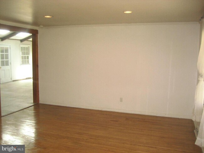 Building Photo - 1633 E Butler Pike