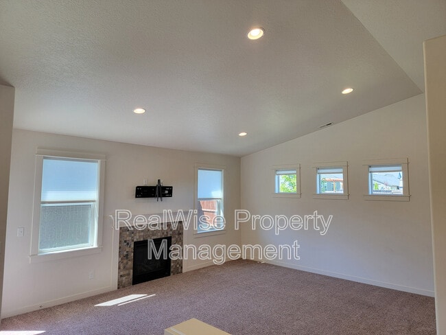 Foto del edificio - 2482 NW Glen Oak Ave