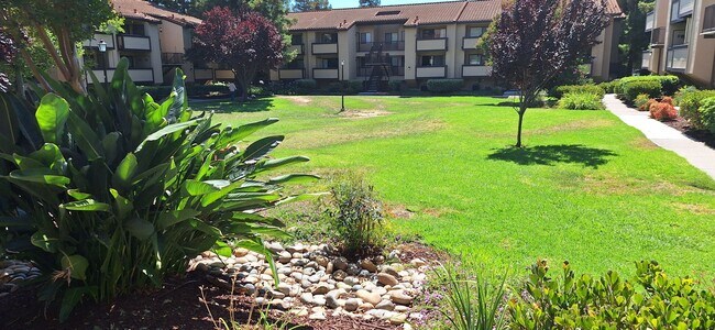 Foto del edificio - COMING SOON! $2850 2 BED/2 BATH CONDO IN W...