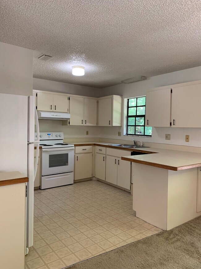 Building Photo - 3/2 DeLand close to shopping, $1400/month