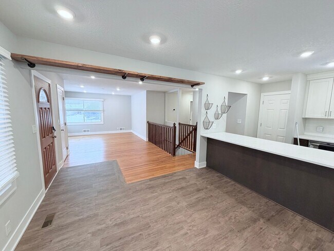 Foto del edificio - Spacious 4-Bedroom Home with Pond Views & EV-Ready Garage – Bloomington!!