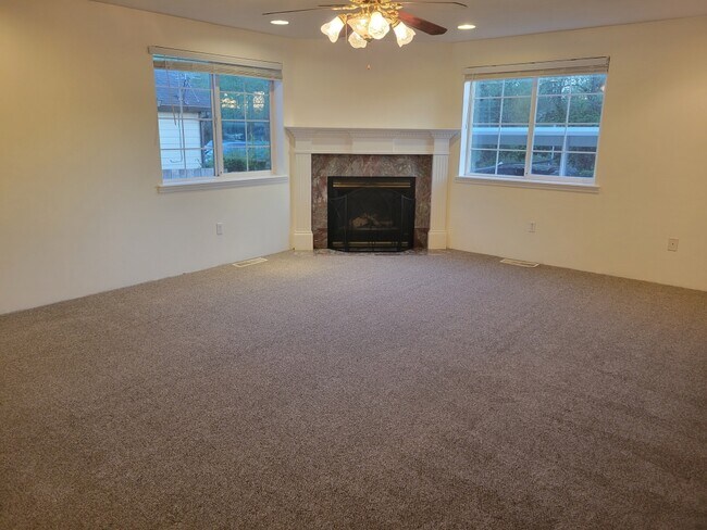 lining room - 117 Glenn Way