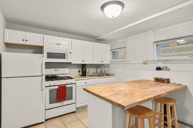 Building Photo - 202-204 N Pinckney St