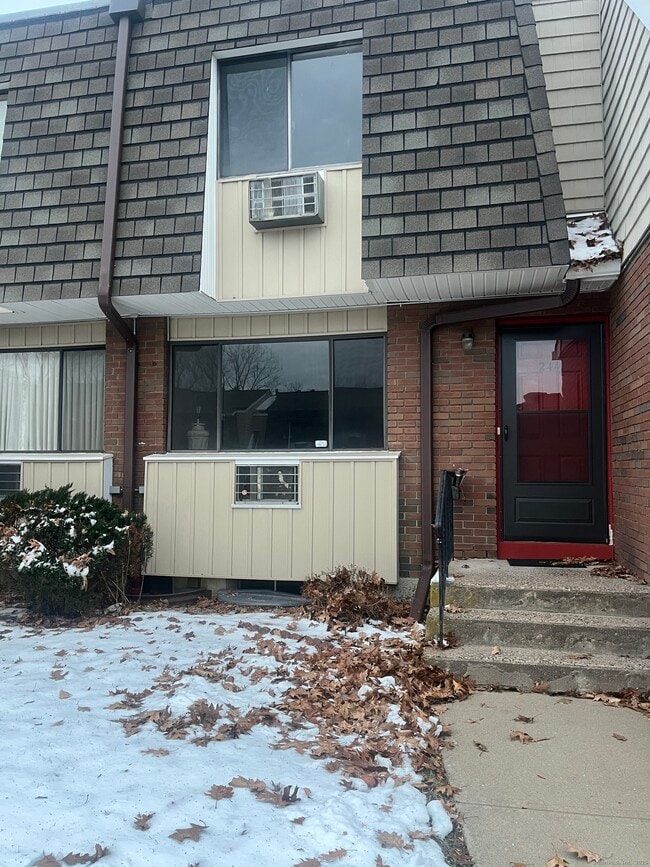 Foto del edificio - 244 High Path Rd